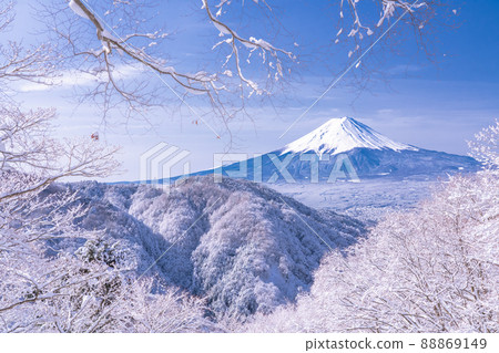 《Yamanashi Prefecture》 Mt. Fuji and rime on trees ・ Winter scenery of Japan 88869149