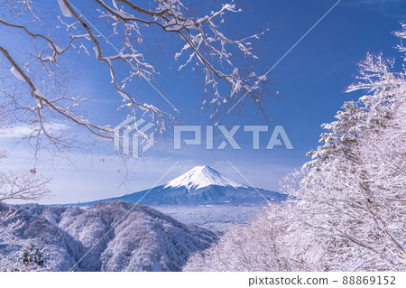 《Yamanashi Prefecture》 Mt. Fuji and rime on trees ・ Winter scenery of Japan 88869152
