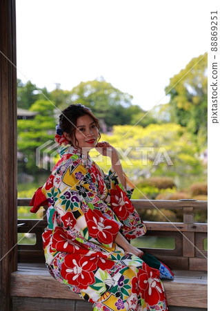 她穿著和服在平安神宮裡走來走去 她穿著和服在平安神宮裡走來走去 88869251