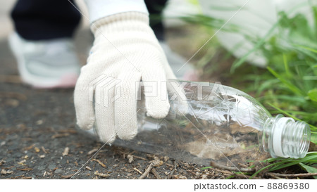 Children picking up PET bottles Environmental protection Recycling Cleaning activities Beautification campaign Children picking up PET bottles Environmental protection Recycling Cleaning activities Beautification campaign 88869380