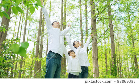親子家庭在森林中放鬆 育兒生態 88869385