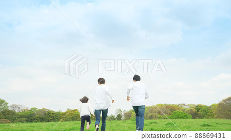 親子家庭草原奔跑育兒自然環境 88869431