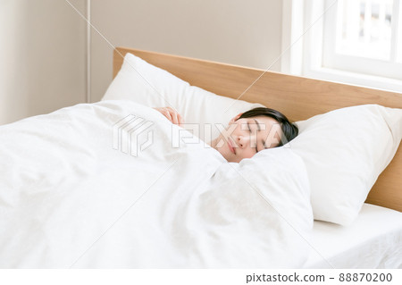Sleeping woman sleeping in the morning Sleeping woman sleeping in the morning 88870200