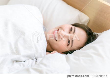 睡眠喚醒早晨女人微笑 睡眠喚醒早晨女人微笑 88870354