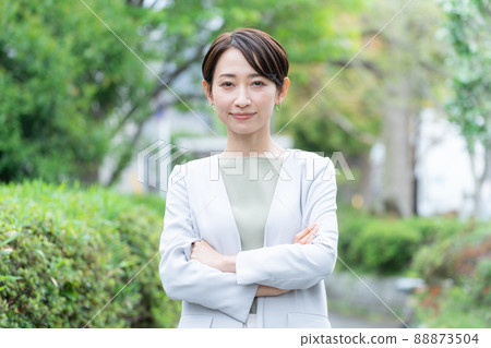看照相機的女商人(商務/工作/新鮮綠色/戶外) 看照相機的女商人(商務/工作/新鮮綠色/戶外) 88873504