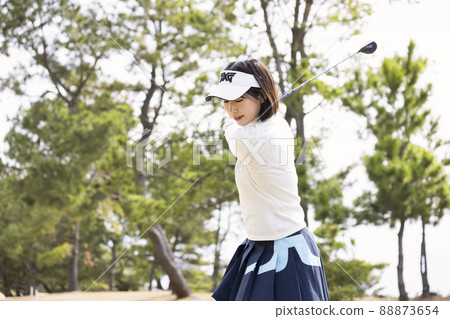 在球道上盪鞦韆的年輕女子 88873654