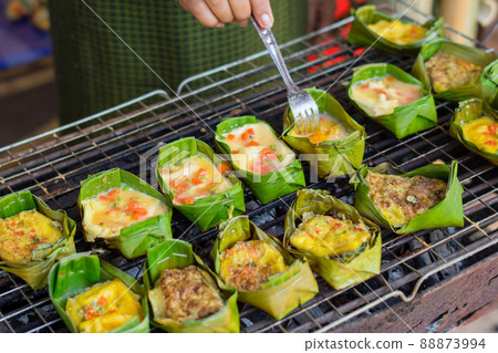 Grilling eggs with banana leaves 88873994