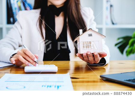 Real estate agents, land purchases and sales, property taxes, real estate owners are using calculators to calculate home and land tax expenditures to manage financial and investment risks Real estate agents, land purchases and sales, property taxes, real estate owners are using calculators to calculate home and land tax expenditures to manage financial and investment risks 88874430