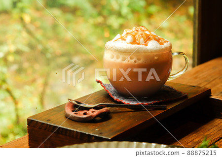 古老民居中的拿鐵咖啡 88875215