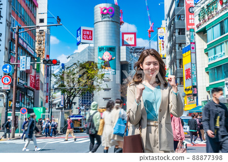 Business Woman Shibuya Scramble Crossing Guts Pose 88877398