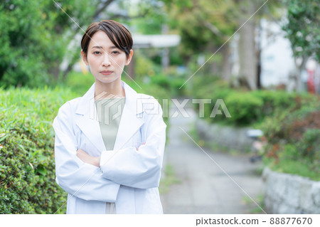 表情嚴肅的醫生(醫療、女性、白大褂、健康、保健) 表情嚴肅的醫生(醫療、女性、白大褂、健康、保健) 88877670