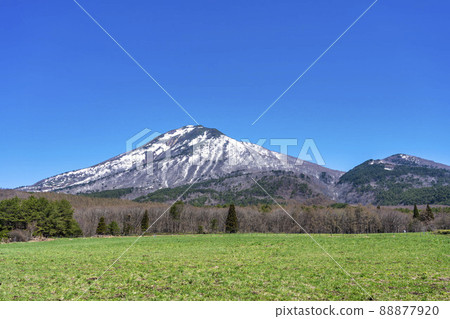 Blue sky and Mt. Bandai in spring, Inawashiro Town, Fukushima Prefecture Blue sky and Mt. Bandai in spring, Inawashiro Town, Fukushima Prefecture 88877920