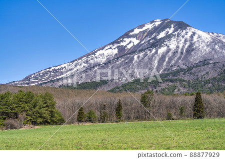 福島縣豬苗代町春天的藍天和萬代山 福島縣豬苗代町春天的藍天和萬代山 88877929
