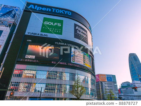 Japan's Tokyo cityscape, Alpen's largest flagship store "Alpen TOKYO" was born in front of Kabukicho Ichibancho = 12th Japan's Tokyo cityscape, Alpen's largest flagship store "Alpen TOKYO" was born in front of Kabukicho Ichibancho = 12th 88878727