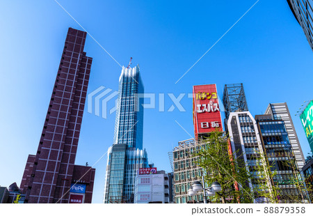 日本東京城市景觀：從 Alpen TOKYO 在 Kabukicho Ichibancho = 12th 前看東急歌舞伎町塔 88879358