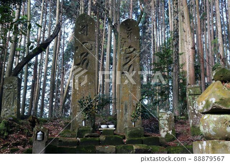 Aira-gun Inabasaki memorial tower group (golden tower) Aira-gun Inabasaki memorial tower group (golden tower) 88879567