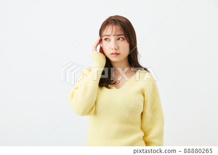 黃色針織少女時尚劉海透視劉海的年輕女子 88880265
