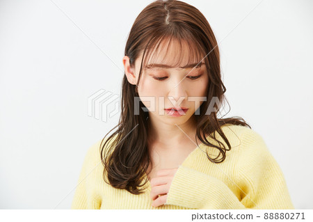 黃色針織少女時尚劉海透視劉海的年輕女子 88880271