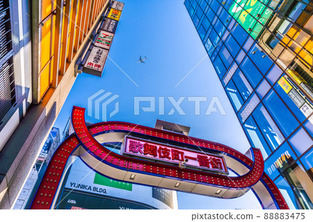 Japan's Tokyo cityscape Aircraft flight problem over the city center ... Aircraft passing over Kabukicho Ichibancho in Corona = April 12 Japan's Tokyo cityscape Aircraft flight problem over the city center ... Aircraft passing over Kabukicho Ichibancho in Corona = April 12 88883475