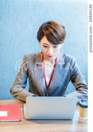 Female who uses a computer in the office Photo cooperation: WEEK Shibadaimon (Sun Frontier Fudousan) Female who uses a computer in the office Photo cooperation: WEEK Shibadaimon (Sun Frontier Fudousan) 88884186
