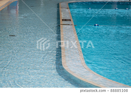 The surface of the pool that reflects glitteringly 88885108