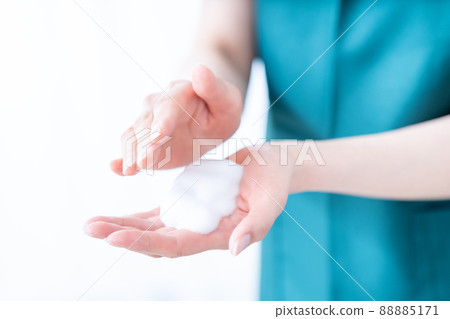 一個穿著圍裙洗手的女人 [零件切割] 88885171