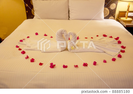Honeymoon-Double Bed Swan Towel 88885180