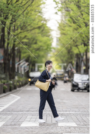Businesswoman walking in the city Businesswoman walking in the city 88885535