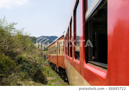伊隅鐵道的 JNR 電車 Kiha 52 和 Kiha 28 特快列車的車窗 當櫻花和油菜花從春天變成新鮮的綠色時節 伊隅鐵道的 JNR 電車 Kiha 52 和 Kiha 28 特快列車的車窗 當櫻花和油菜花從春天變成新鮮的綠色時節 88885722