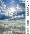 沿海岸的雲彩和太陽 88885723