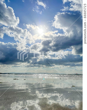 沿海岸的雲彩和太陽 沿海岸的雲彩和太陽 88885723