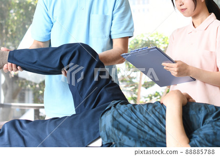 接受脊醫培訓的女性和男性脊醫 88885788
