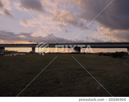 多摩川大橋的景色。日落附近的風景。日落。 88886908