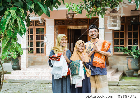 asian muslim expecting family to come during idul fitri asian muslim expecting family to come during idul fitri 88887372