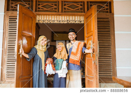 asian muslim expecting family to come during idul fitri 88888656