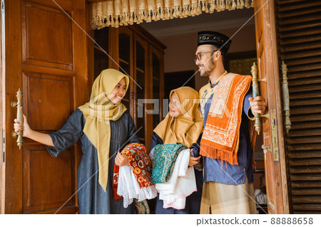 asian muslim expecting family to come during idul fitri asian muslim expecting family to come during idul fitri 88888658