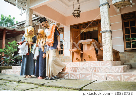 family going to the mosque to do idul fitri or eid mubarak prayer family going to the mosque to do idul fitri or eid mubarak prayer 88888728