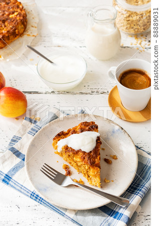Homemade healthy apple pie with oats, cinnamon and maple syrup as a sweetener, poured with yogurt 88889031