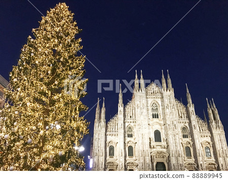Christmas in Duomo Square in Milan 88889945