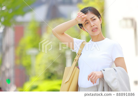 受夏季酷暑困擾的女性 4 88891886