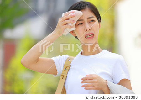 女人用手帕擦額頭上的汗水 1 88891888