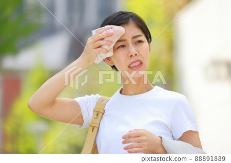 女人用手帕擦額頭上的汗水 2 88891889