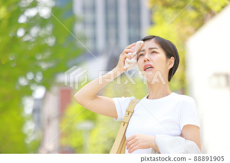 A woman who wipes the sweat on her forehead with a handkerchief and cares about the sunlight 2 A woman who wipes the sweat on her forehead with a handkerchief and cares about the sunlight 2 88891905