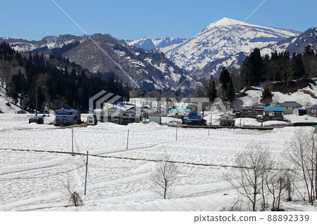雪山和村莊，稻田是雪景，福島縣只見町 88892339