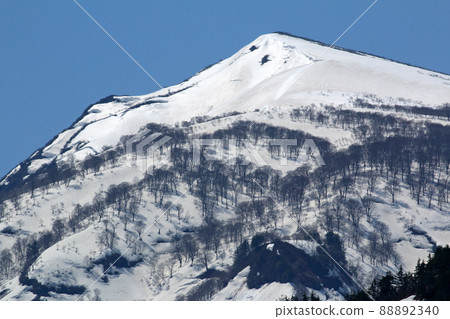 即使積雪融化，淺草山頂也是雪景，福島縣只見町。 88892340