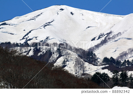 福島縣只見町只見水壩解凍的淺草山遠景 88892342