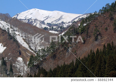 福島縣只見町只見水壩解凍的淺草山遠景 88892344