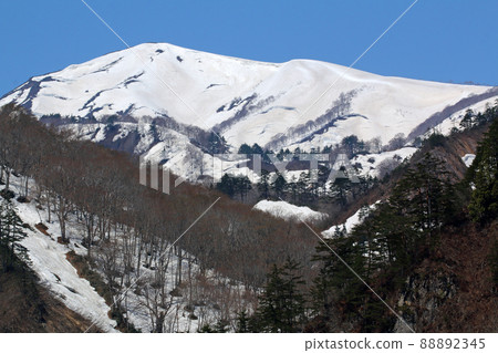 福島縣只見町只見水壩解凍的淺草山遠景 88892345