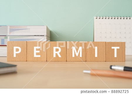 許可圖片 | 帶有寫有“PERMIT”的積木的桌子 88892725