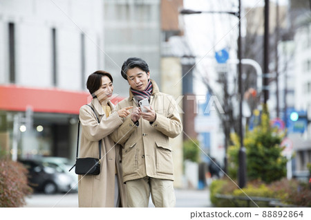 已婚夫婦約會智能手機微笑搜索 已婚夫婦約會智能手機微笑搜索 88892864